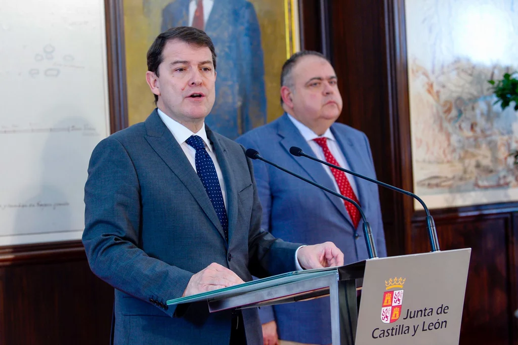 El presidente de la Junta de Castilla y León, Alfonso Fernández Mañueco, junto al consejero de Sanidad, Alejandro Vázquez, en una de las intervenciones para hablar del polémico protocolo de atención a las mujeres embarazadas. Foto: EFE/NACHO GALLEGO 