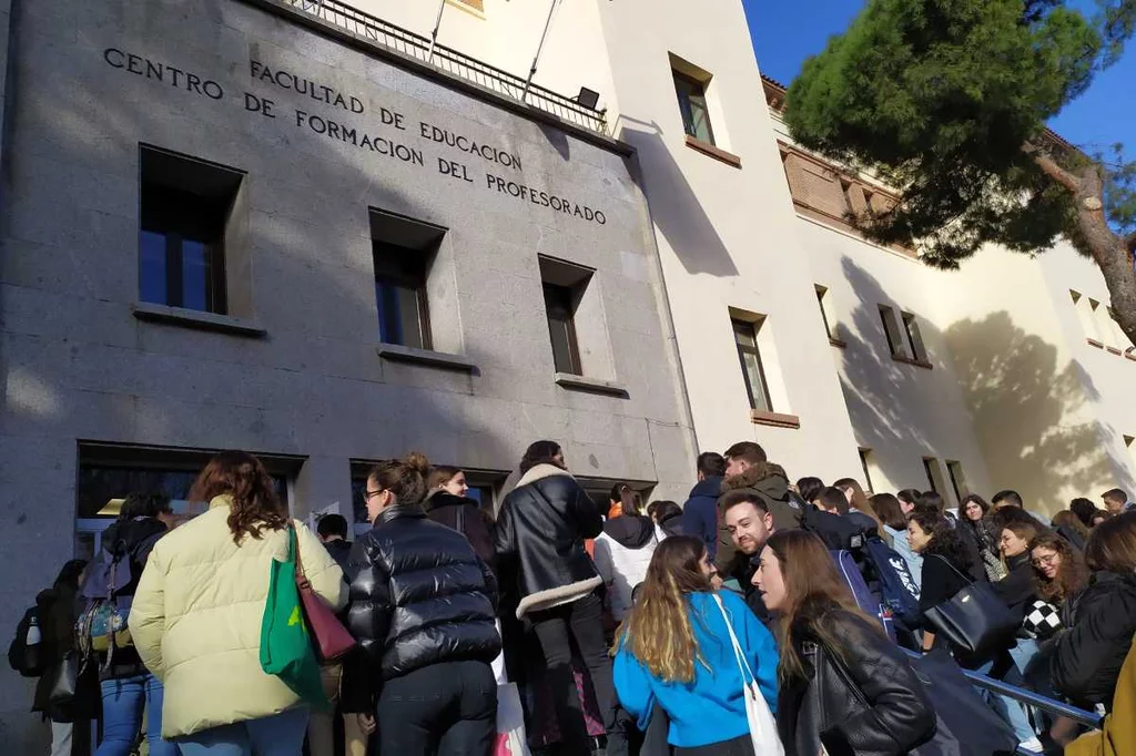 Estudiantes a las puestas de la facultad de Educación de la UCM antes del examen FIR 2023. Foto: G.S.M