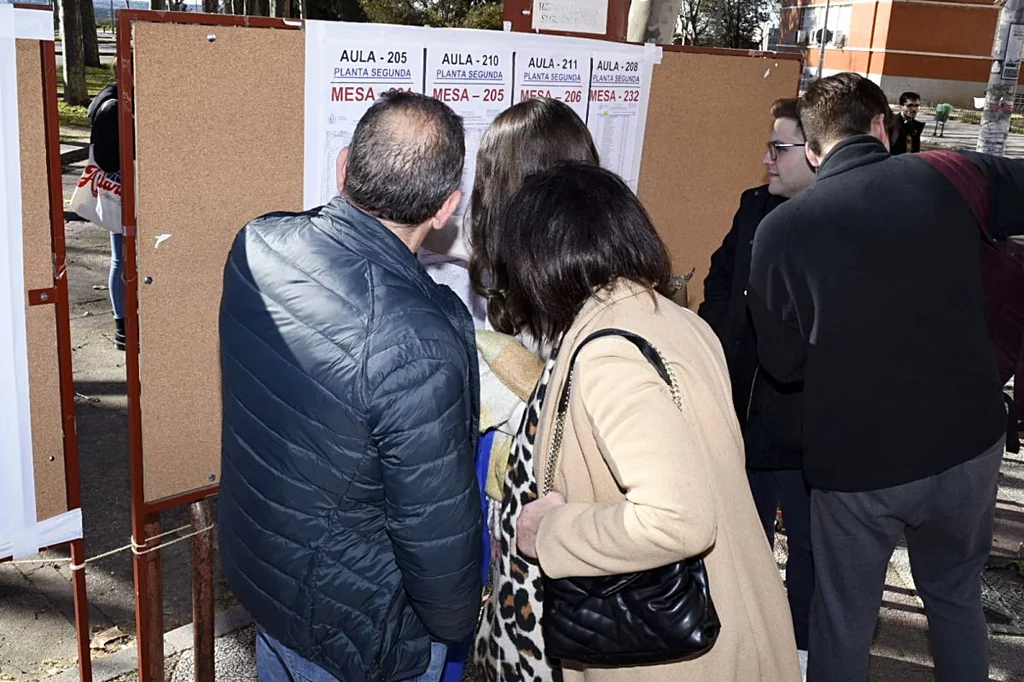 Estudiantes comprobando las listas antes del examen MIR 2023. Foto: LUIS CAMACHO