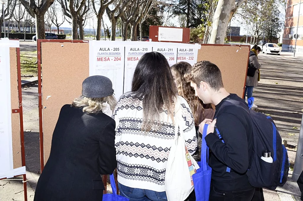 Estudiantes comprobando las listas a la entrada del examen MIR 2023. Foto: LUIS CAMACHO