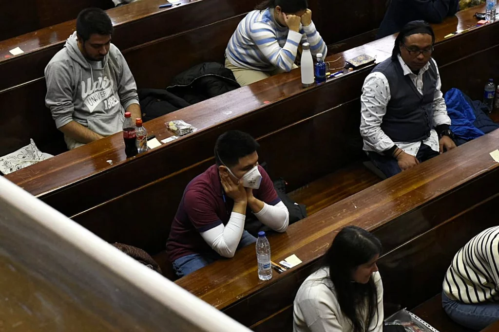 Estudiantes en el aula para realizar el examen MIR 2023. Foto: LUIS CAMACHO