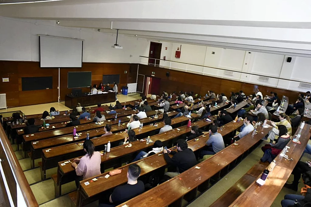 Estudiantes en el aula para realizar el examen MIR 2023. Foto: LUIS CAMACHO