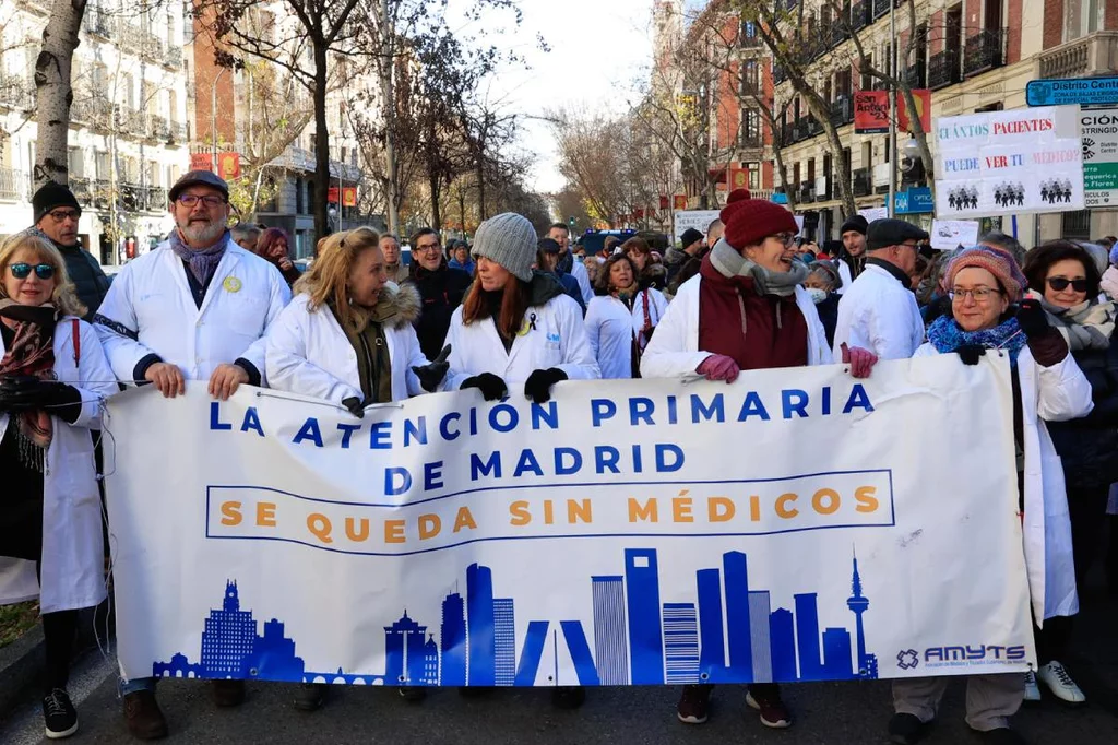  ManifestaciÃ³n de mÃ©dicos de familia y pediatras llevada a cabo este miÃ©rcoles ante la ConsejerÃa de Sanidad de Madrid, en defensa de una AtenciÃ³n Primaria de calidad. Foto: EFE/ ZIPI