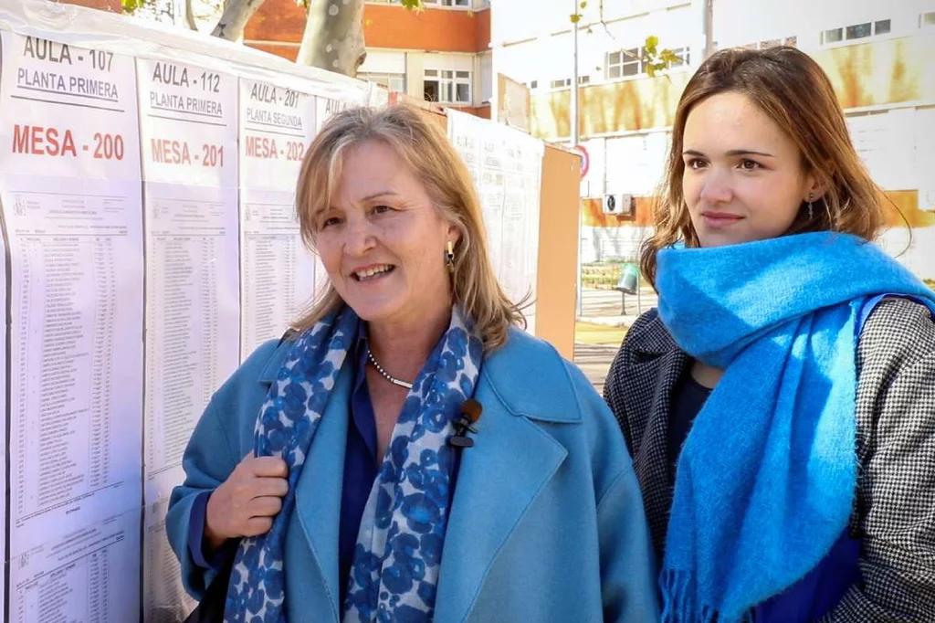 Isabel Valls y Clara Caballero Valls, dos generaciones de médicos en una misma familia, ante los listados de las aulas del examen MIR 2023. Foto: SERGIO ENRÍQUEZ.