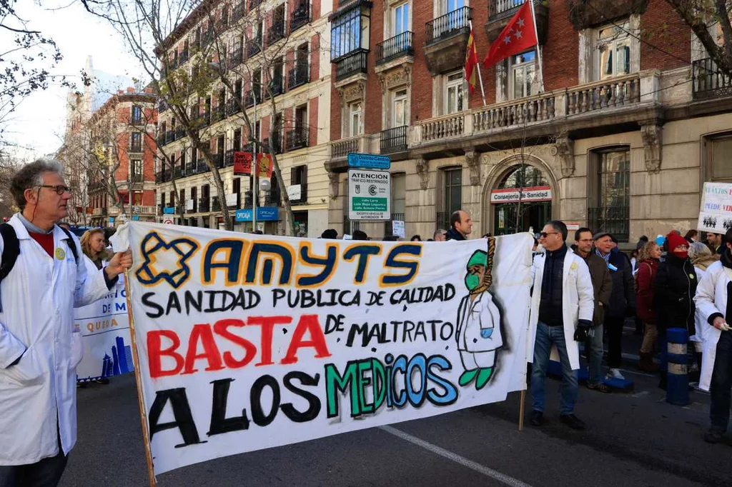 Concentración de médicos de Familia y pediatras frente a la Consejer�a de Sanidad de Madrid. Foto: EFE/ ZIPI