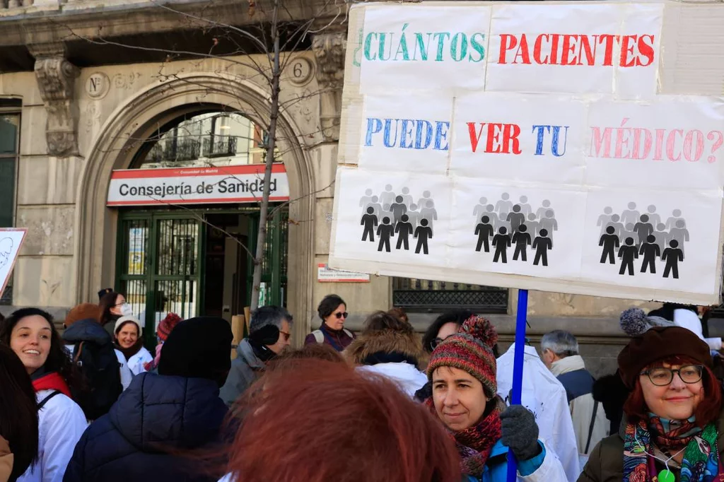 Una mujer denuncia en Madrid la sobrecarga asistencial de los mÃ©dicos. Foto: EFE/ ZIPI