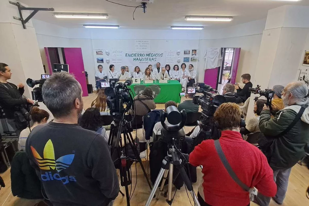 Aspecto general de la convocatoria que hoy han hecho parte de los médicos que llevan 8 días encerrados en la Asociación Vecinal de Manoteras. Foto: AMYTS.