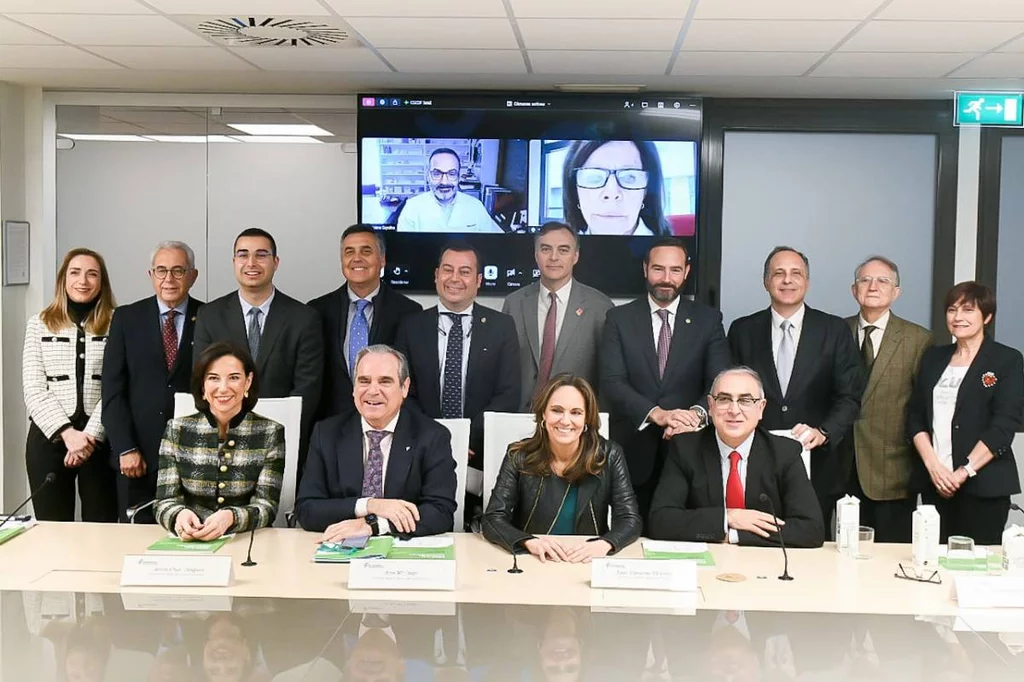 Jesús Agular, presidente del Consejo General de COF, con Jose Martínez Olmos, coordinador de los grupos de trabajo de la Mesa de la Profesión Farmacéutica, y el resto de integrantes. Foto: CONSEJO GENERAL DE COF.