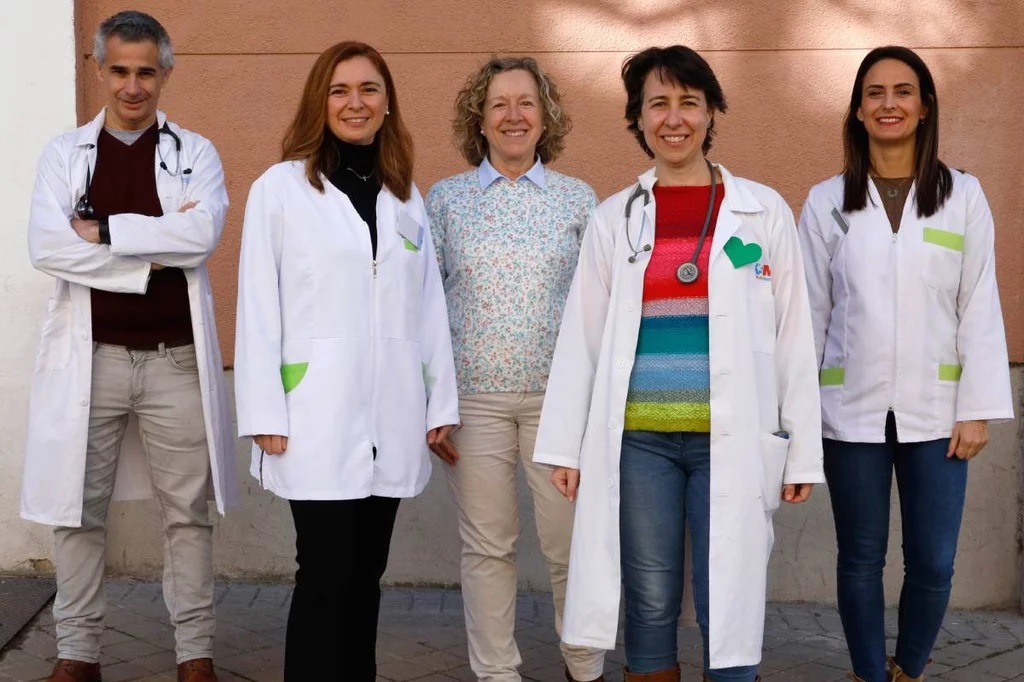Las farmacéuticas Puy Heredia, Alicia Moro y Cristina Muñoz, con los médicos Antonio Cabrera y Nuria Jiménez, juntos en el Proyecto Daroca (Madrid). Foto: SERGIO GONZÁLEZ VALERO.