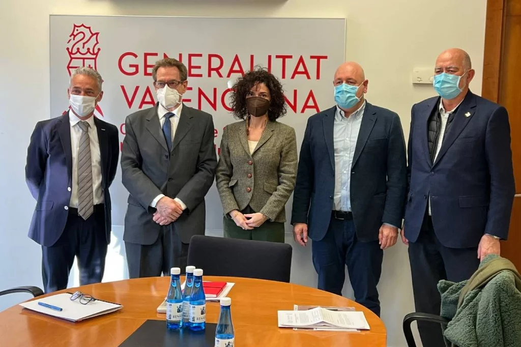 José Manuel Ventura, director General de Farmacia y Productos Sanitarios de la Comunidad Valenciana; Miguel Mínguez, consejero de Sanidad; Rosa Arnau Salvador, presidenta del Consejo valenciano de COF y presidenta del COF de Castellón; Andrés García Mongars, presidente del COF de Alicante, y Jaime Giner Martínez, presidente del COF de Valencia. Foto: COF DE VALENCIA.