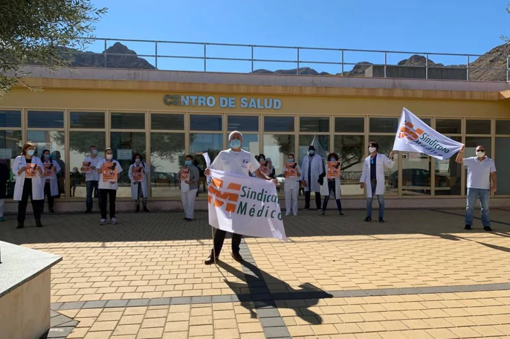 Una protesta de CESM en un centro de salud de atenciÃ³n primaria en la Comunidad Valenciana. Foto: CESM-CV
