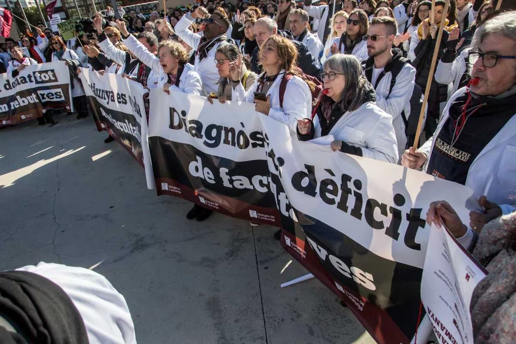 Los médicos se han concentrado antes la Estación de Sants en Barcelona para escenificar que se van de Cataluña. Foto: JAUME COSIALLS