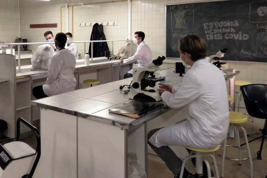 Alumnos de la Facultad de Medicina de la Universidad AutÃ³noma de Madrid hacen prÃ¡cticas en el laboratorio del centro universitario. Foto: UAM.