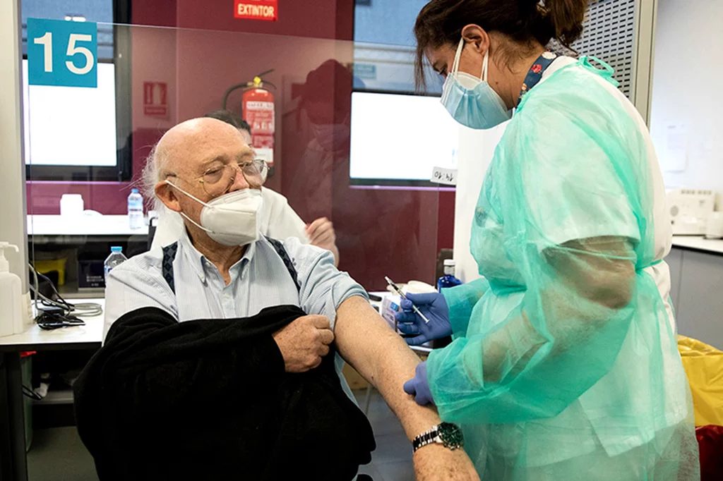 En España, un 55,7% de la población tiene la pauta vacunal completa y ha recibido, además, una dosis de recuerdo. Entre los mayores de 60 años, este porcentaje asciende al 92,7%. Foto: ALBERTO DI LOLLI