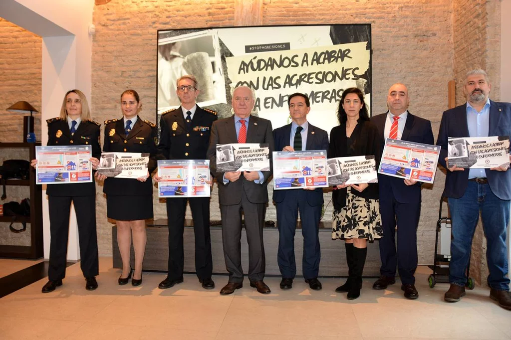 Representantes del Consejo General de Enfermería y Policía Nacional en la presentación de la campaña contra las agresiones enfermeras. Foto: CGE