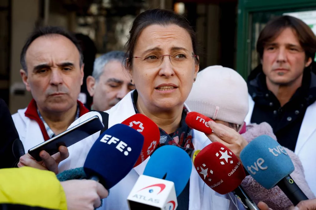 La secretaria general del sindicato mÃ©dico Amyts, Ãngela HernÃ¡ndez, a las puertas de la ConsejerÃa de Sanidad. Foto: EFE/J.J. GUILLÃ‰N