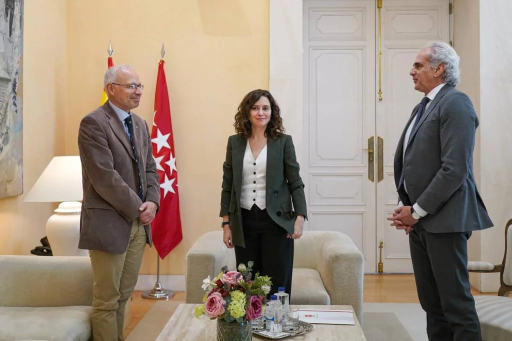 Manuel MartÃnez-SellÃ©s, presidente del Icomem, junto a Isabel DÃaz Ayuso, presidenta de la Comunidad de Madrid, y Enrique Ruiz Escudero, consejero de Sanidad. Foto: COMUNIDAD DE MADRID