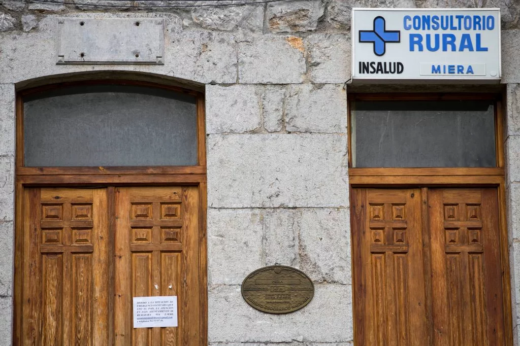 Fachada del consultorio rural de Miera, Cantabria. Las zonas rurales suelen ser las que mÃ¡s tienen puestos de difÃcil cobertura. Foto:Â DAVID S. BUSTAMANTE