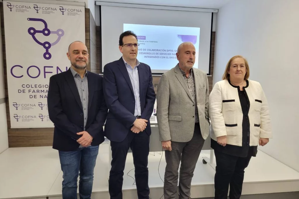 Óscar Lecea, gerente de Atención Primaria; Antonio López, subdirector de Farmacia y Prestaciones; Carlos Artundo, director general de Salud, y Marta Galipienzo, presidenta del COF de Navarra. Foto: COF NAVARRA.