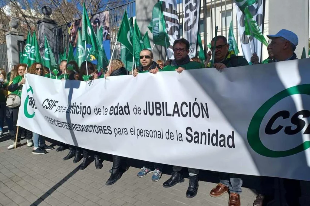 Aspecto de la concentración de protesta convocada hoy por CSIF ante la sede del Ministerio de Inclusión, Seguridad Social y Migraciones. Foto: CSIF.