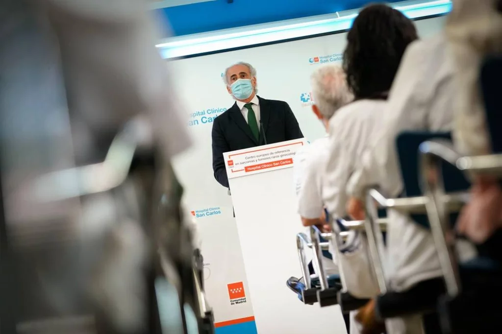 Enrique Ruiz Escudero, durante una visita al Hospital Clnico San Carlos. Foto: COMUNIDAD DE MADRID