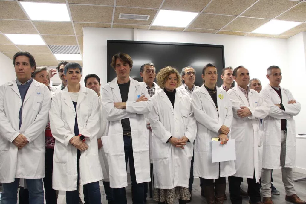 Representantes de las sociedades, sindicatos y organizaciones que respaldan el duro comunicado conjunto de rechazo a las declaraciones de Ruiz Escudero sobre un cambio de modelo en primaria. Foto: AMYTS.