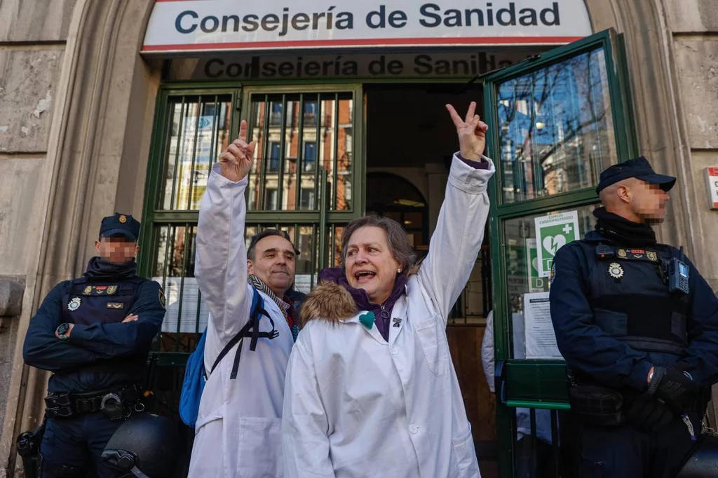 Miembros del comité de huelga de atención primaria en Madrid minutos antes de empezar la negociación con Sanidad. Foto: EFE/ DANIEL GONZÁLEZ.