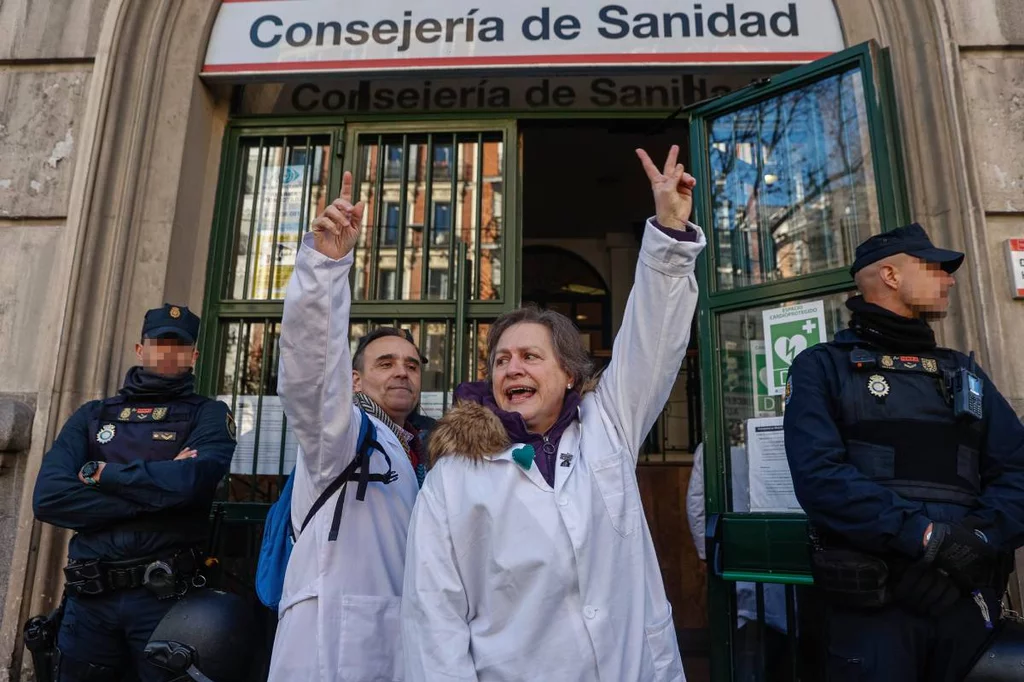 Miembros del comitÃ© de huelga de atenciÃ³n primaria en Madrid minutos antes de empezar la negociaciÃ³n con Sanidad. Foto: EFE/ DANIEL GONZÃLEZ.