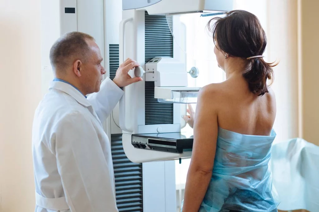 Una mujer se somete a una mamografÃa para la detecciÃ³n del cÃ¡ncer de mama. 