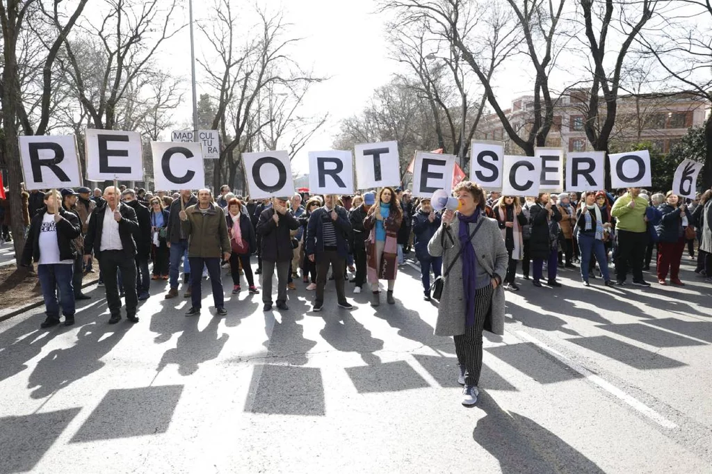 Un grupo de ciudadanos en la manifestación 'Madrid se levanta por la sanidad pública