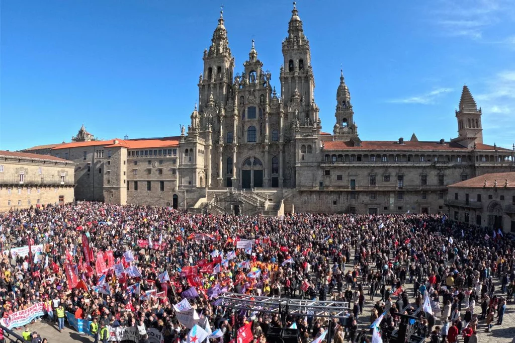 Decenas de miles de personas en la Plaza del Obradoiro, en Santiago de Compostela, se manifiestan en defensa de la sanidad pÃºblica. Foto: EFE / LAVANDEIRA JR 