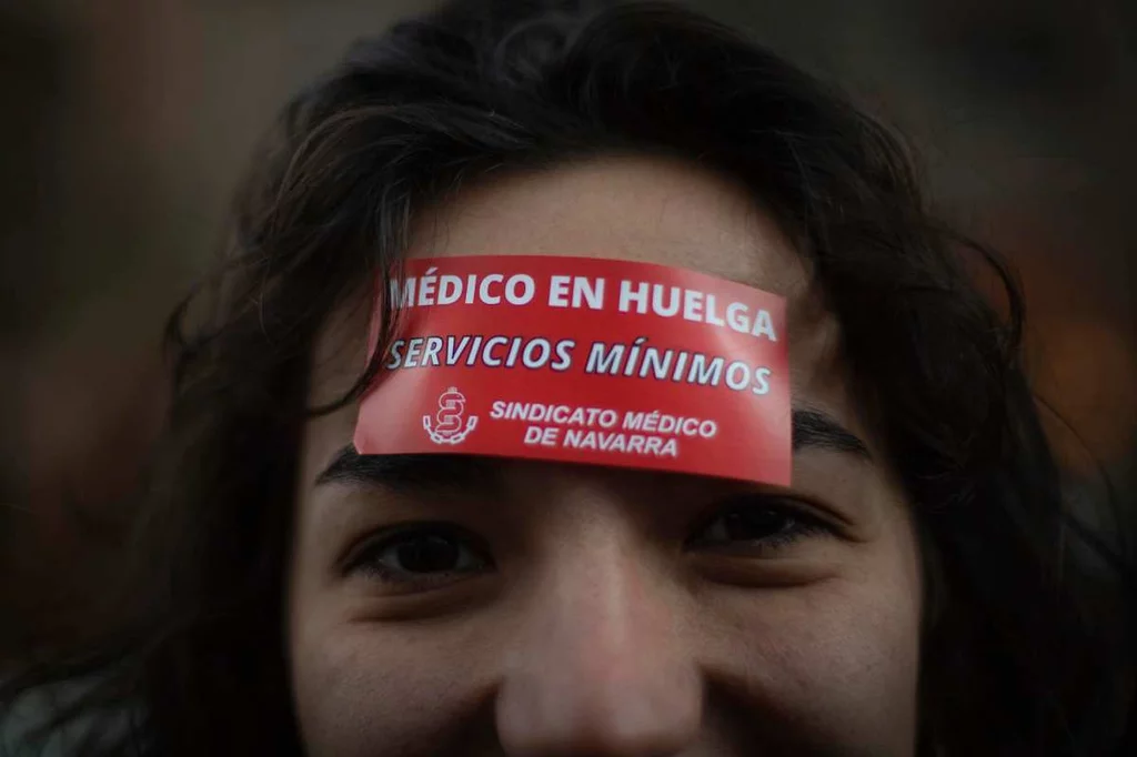 Una mÃ©dico de Navarra exhibe una pegatina en su frente durante una de las manifestaciones convocadas en Pamplona por el Sindicato MÃ©dico. Foto: EFE/VILLAR LÃ“PEZ.
