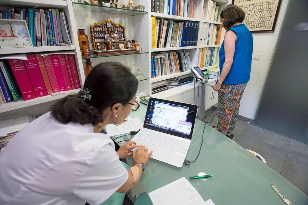 Hay farmacias, como la de Yolanda Pontes, que cuentan con una consulta de nutriciÃ³n. Foto: MAURICIO SKRYCKY  