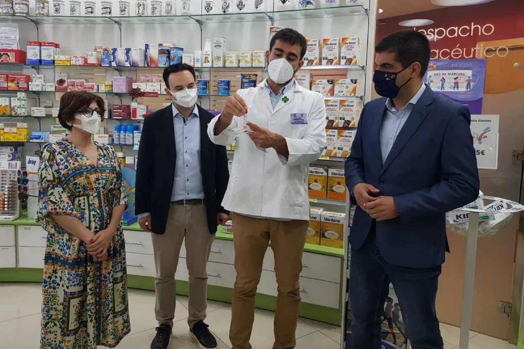 El presidente del COF de Ourense, Santiago Leyes, visita una farmacia de la provincia junto al delegado territorial de la Xunta en Ourense, Gabriel Alén, en abril de 2021, tras la firma del convenio para para la realización de test PCR mediante la autorecogida de muestras de saliva. Foto: XUNTA DE GALICIA.