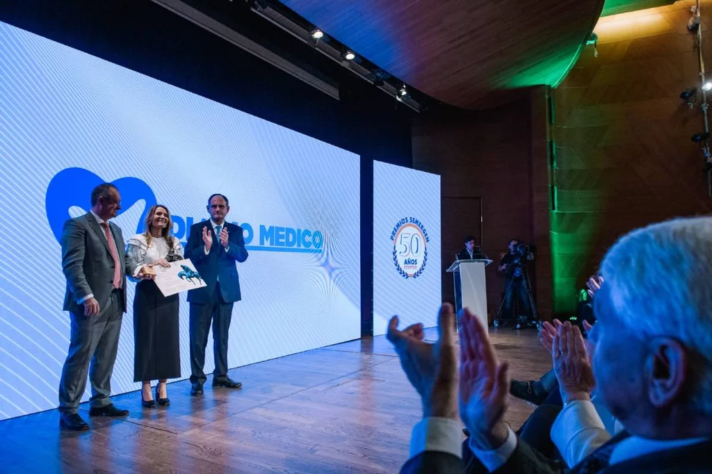 En el centro, Rosario Serrano, directora de Negocio del Área de Salud de Unidad Editorial, flaqueada de izquierda a derecha por Rafael Micó, vicepresidente 1º de Semergen y José Polo, presidente de Semergen. Foto: SEMERGEN