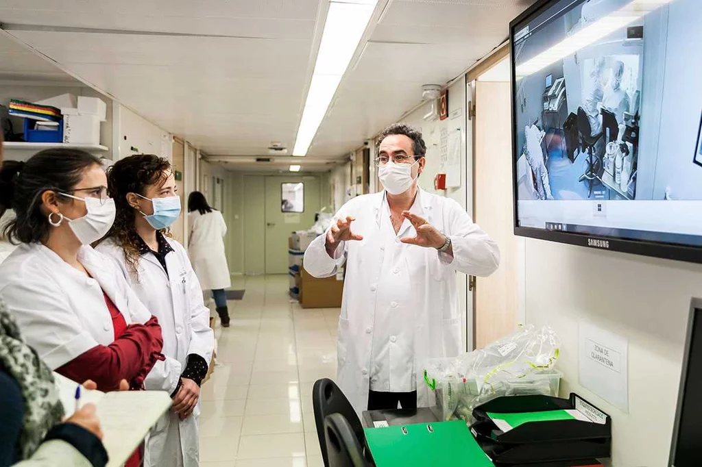 Manel Juan, jefe del Servicio de Inmunolog�a del Hospital Cl�nic de Barcelona, explica la elaboración de la inmunoterapia. Foto: SONIA TRONCOSO