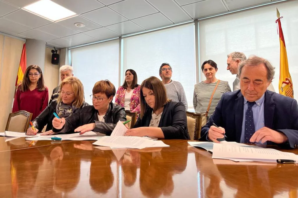 Representantes del Servicio Aragonés de Salud y de los sindicatos UGT, CCOO y CSIF durante la firma del acuerdo. Foto: GOBIERNO DE ARAGÓN