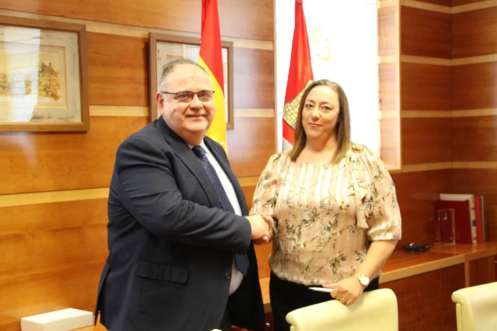 El consejero de Sanidad de Castilla y León, Alejandro Vázquez Ramos, y la secretaria autonómica del Sindicato de Enfermería SATSE, Mercedes Gago López. Foto: JUNTA DE CASTILLA Y LEÓN