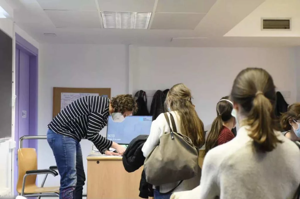 Varios alumnos de Medicina, dentro del aula, en los momentos previos a la celebración del examen MIR correspondiente a la convocatoria de 2022. Foto: LUIS CAMACHO.