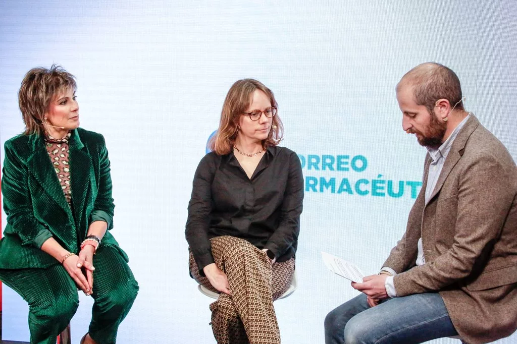 Serra Carbonell y Gomà, junto a Manuel Fernández Bustelo, de CF, en el set de TV de Correo Farmacéutico. Foto: JAUME COSIALLS.