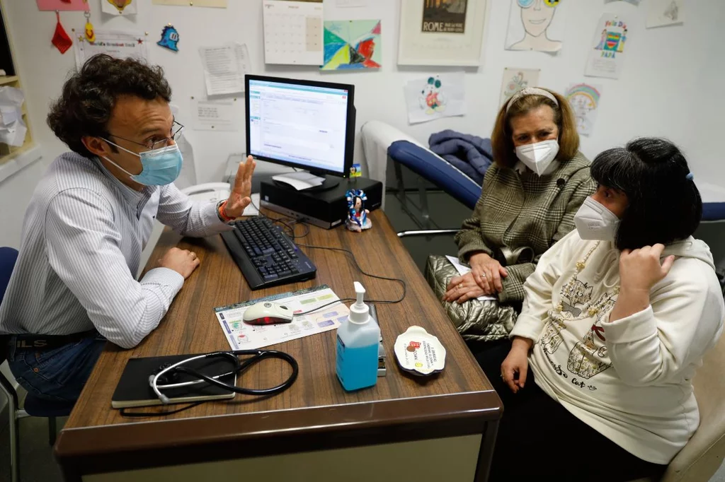 El médico internista Diego Real de Asúa atiende a Patricia, una de sus pacientes, en la Unidad de Adultos con Síndrome de Down del Hospital de la Princesa. Foto: SERGIO GONZÁLEZ VALERO.