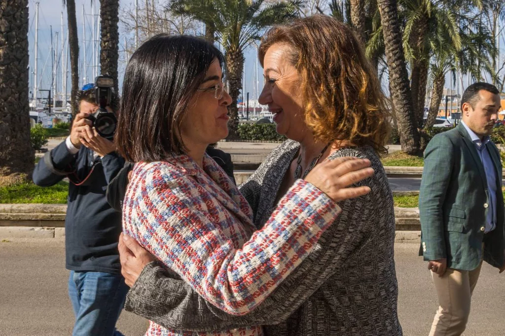 La ministra de Sanidad, Carolina Darias, saluda a la presidenta de Baleares, Francina Armengol, antes de entrar a su último Consejo Interterritorial. Foto: EFE / CATI CALEDERA 