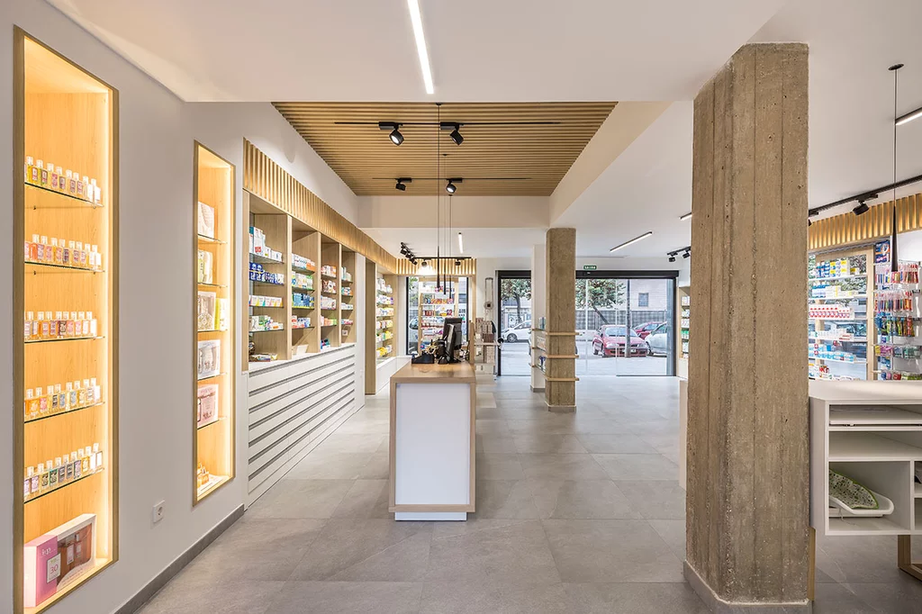 En una superficie de 129 m2, Farmacia Ana Redondo combina la madera y el blanco. Foto: GERMÃN CABO