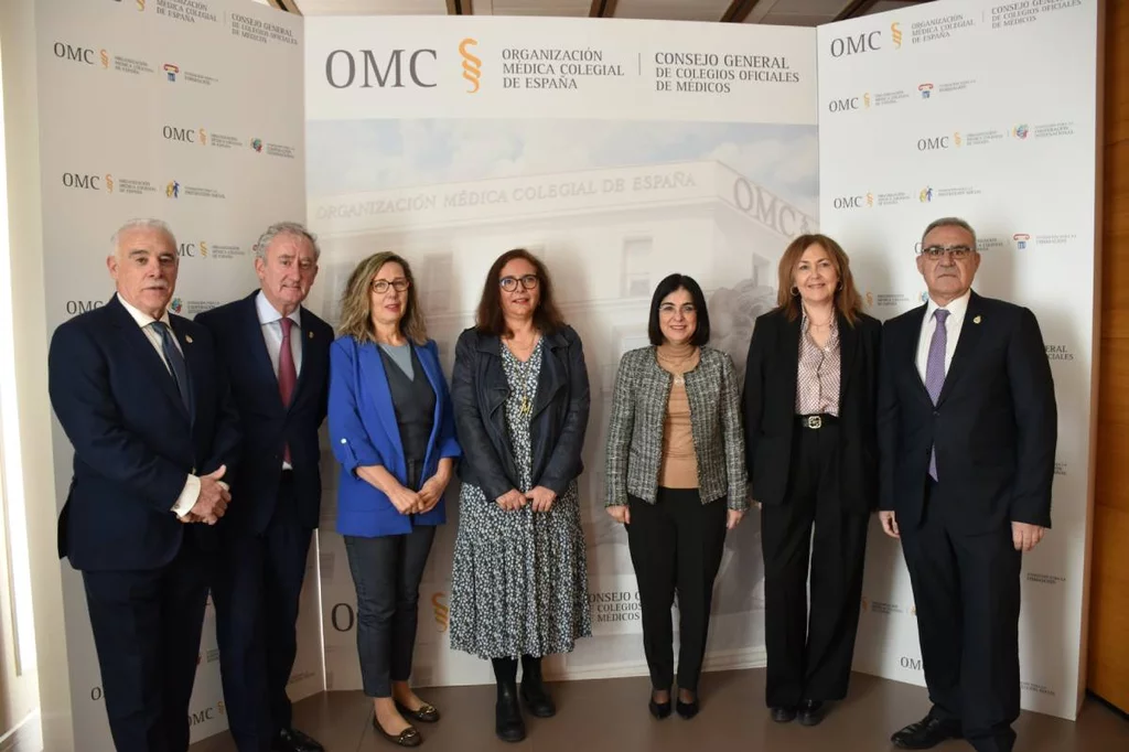Enrique Guilabert, tesorero de la OMC; Tomás Cobo, presidente; Rosa Arroyo, vicesecretaria general; Manuela Garca, vicepresidenta segunda; Carolina Darias, ministra de Sanidad; Isabel Moya, vicepresidenta primera de la OMC y José Manuel Rodrguez, secretario general. Foto: OMC
