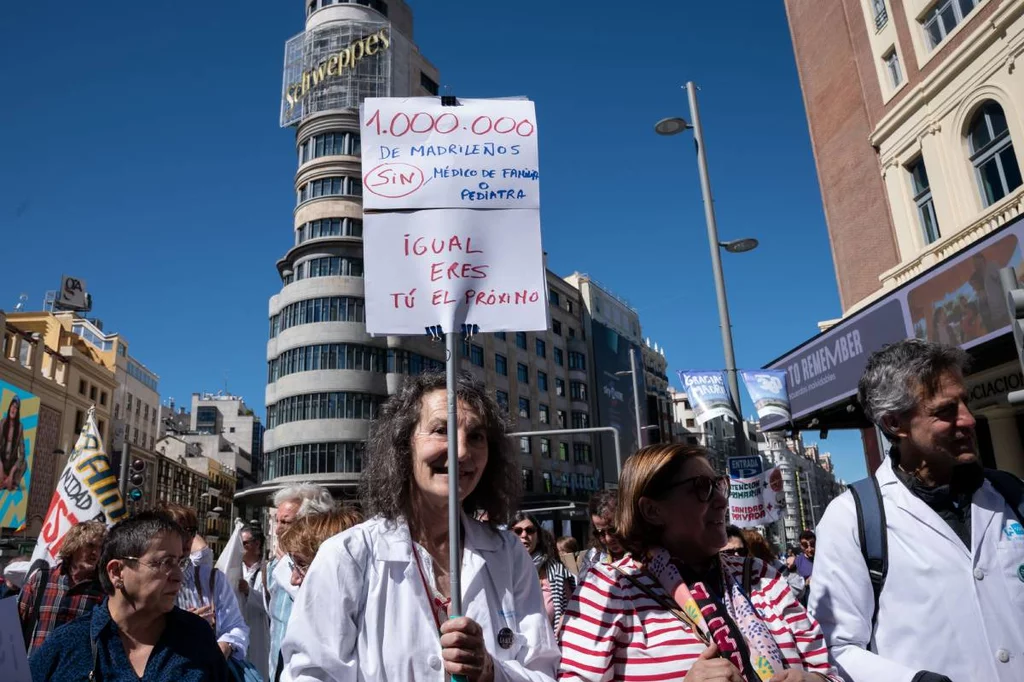 Uno de los carteles de la protesta de Madrid, a la altura de Callao. Foto: JOSÉ LUIS PINDADO