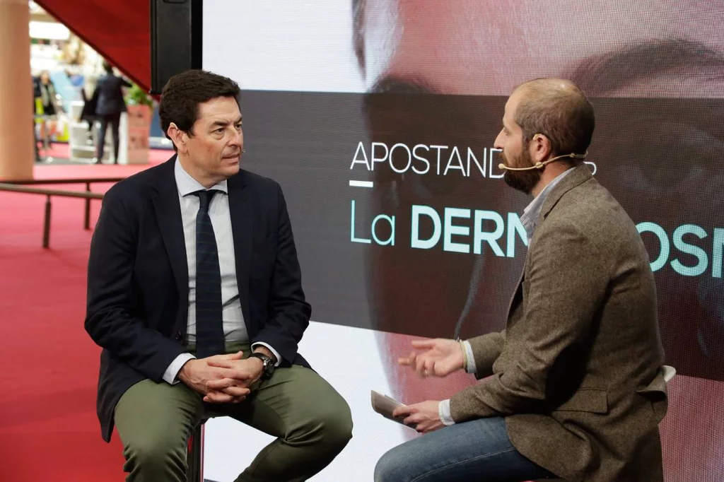 Manuel Martínez del Peral, junto a Manuel Fernández Bustelo, de CF, en el set de TV del periódico ubicado en Infarma. Foto: JAUME COSIALLS.