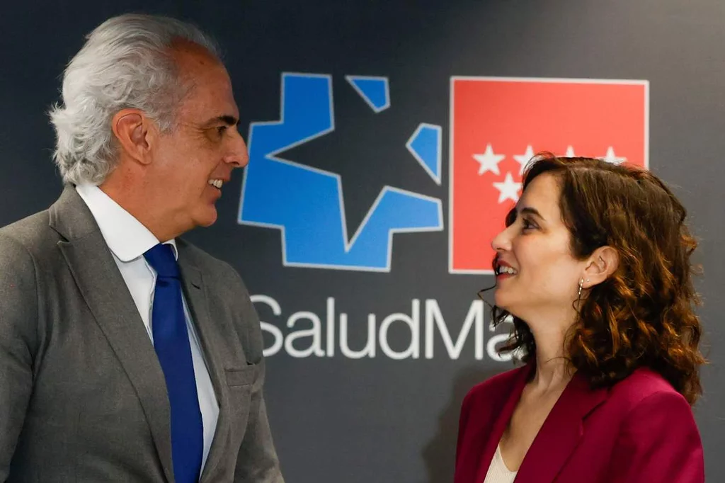 La presidenta de la Comunidad de Madrid, Isabel Díaz Ayuso, con el consejero de Sanidad madrileño, Enrique Ruiz Escudero, en el Hospital Enfermera Isabel Zendal de Madrid. Foto: EFE/ JUAN CARLOS HIDALGO.