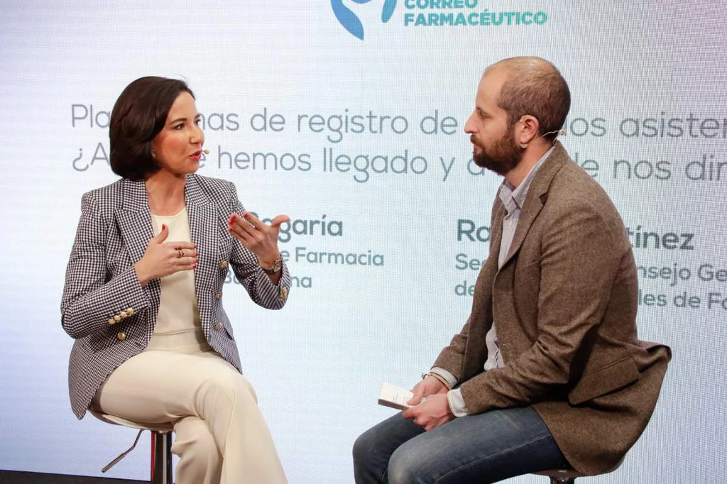 Raquel Martínez García, secretaria general del Consejo de COF, y Manuel Fernández Bustelo, redactor de CF en el set del medio en Infarma. Foto: JAUME COSIALLS.