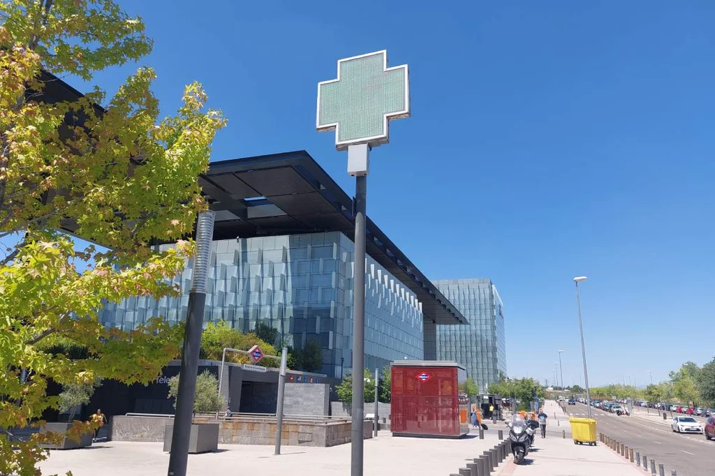 El 'BOCM' publicó el pasado 9 de diciembre la resolución anunciando la apertura de 56 nuevas farmacias en la región. Foto: C. TORRENTE.