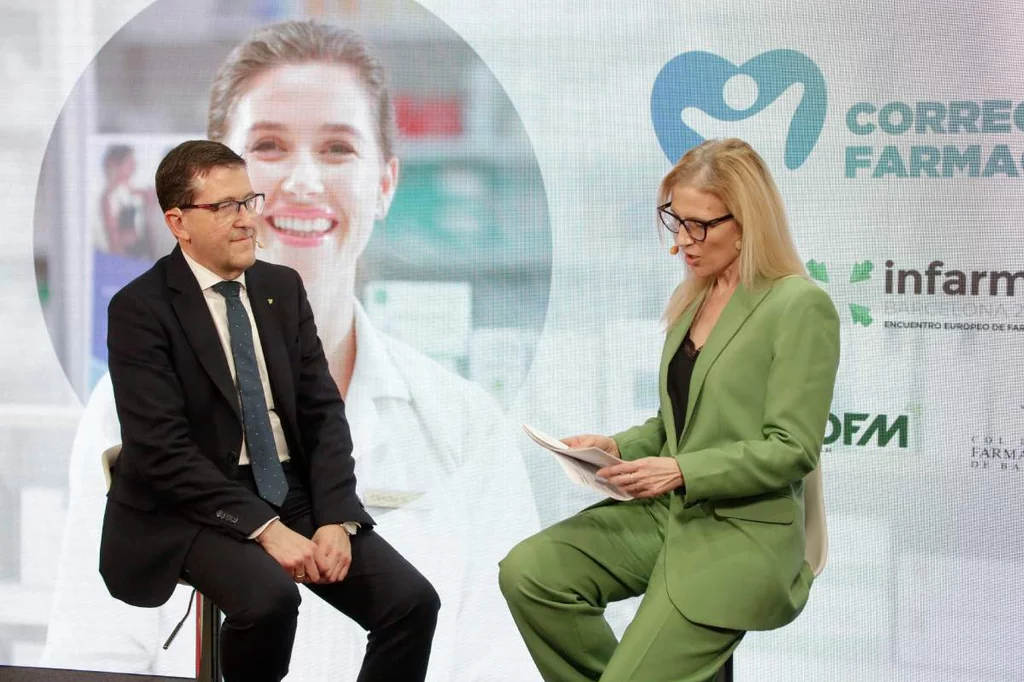 Juan del Ro, vocal nacional de Distribución, y Gema Suárez, redactora de 'Correo Farmacéutico'. Foto: JAUME COSIALLS.